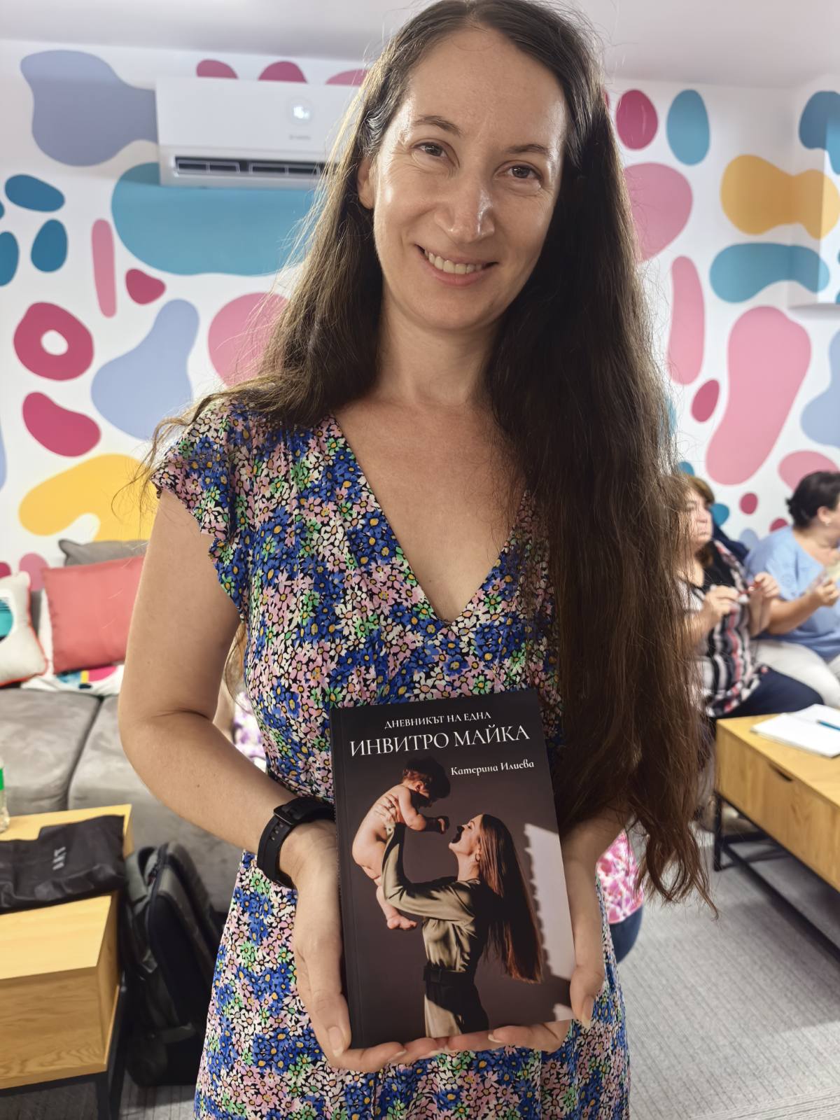 Читателка с книгата „Дневникът на една ИНВИТРО майка“ на среща с жени