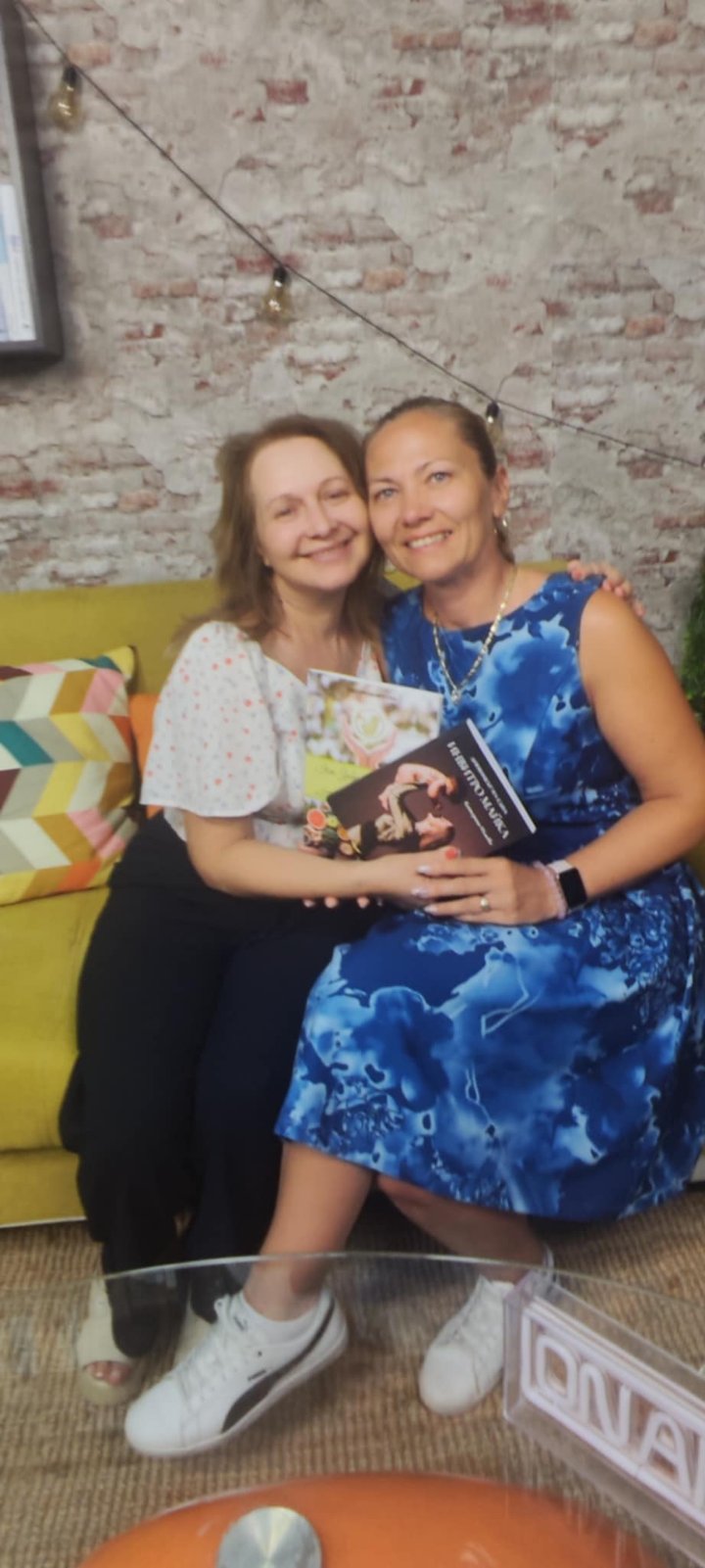 Катерина Илиева с читателка и книгите по време на среща